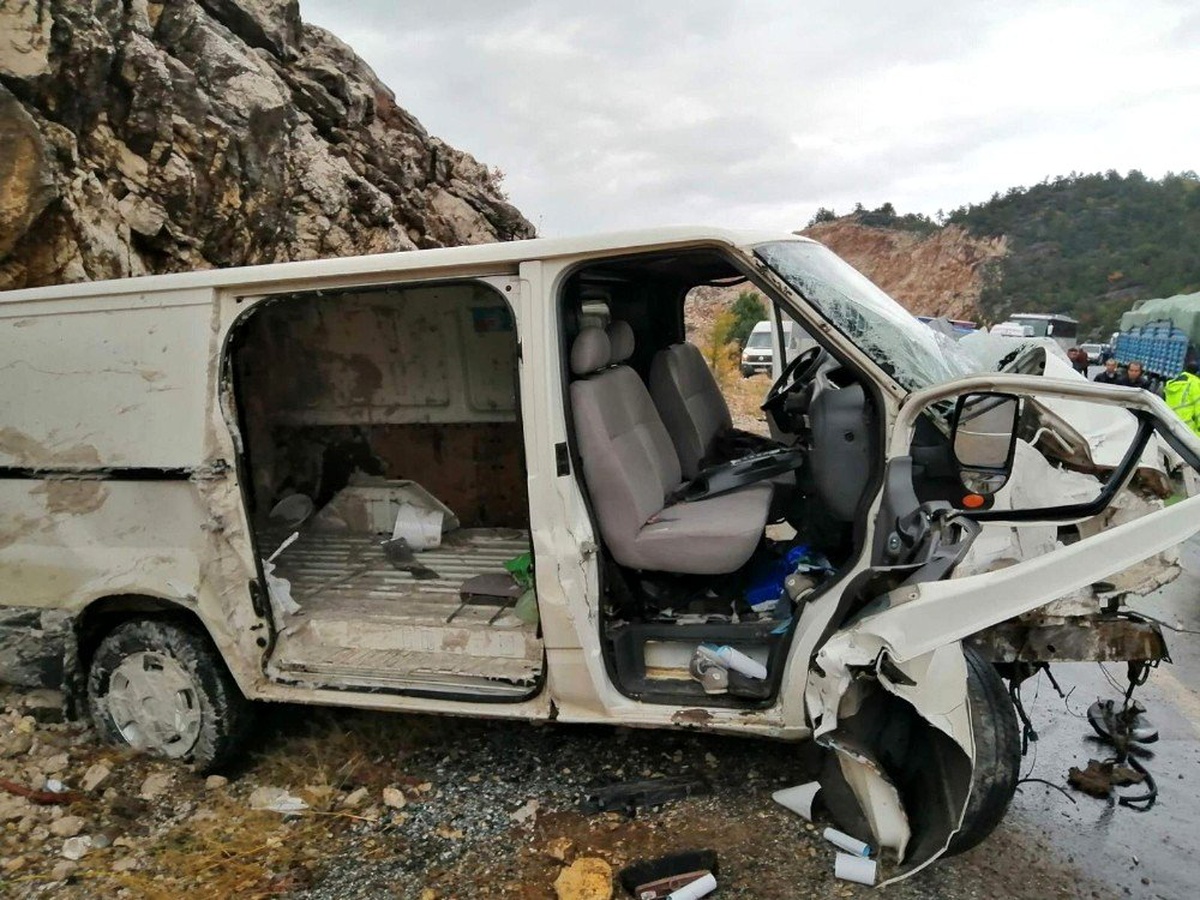 Antalya\'da kamyonet tıra çarptı: 1 ölü, 1 yaralı