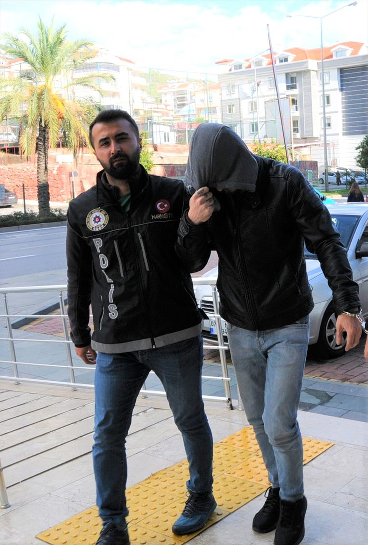 Antalya\'da uyuşturucu sattığı iddia edilen şüpheli tutuklandı