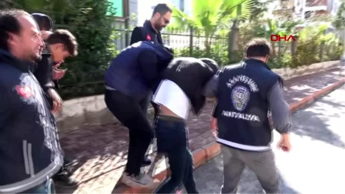 Antalya otomobilin camını tüfekle kırıp, cep telefonunu gasbeden şüpheliler yakalandı