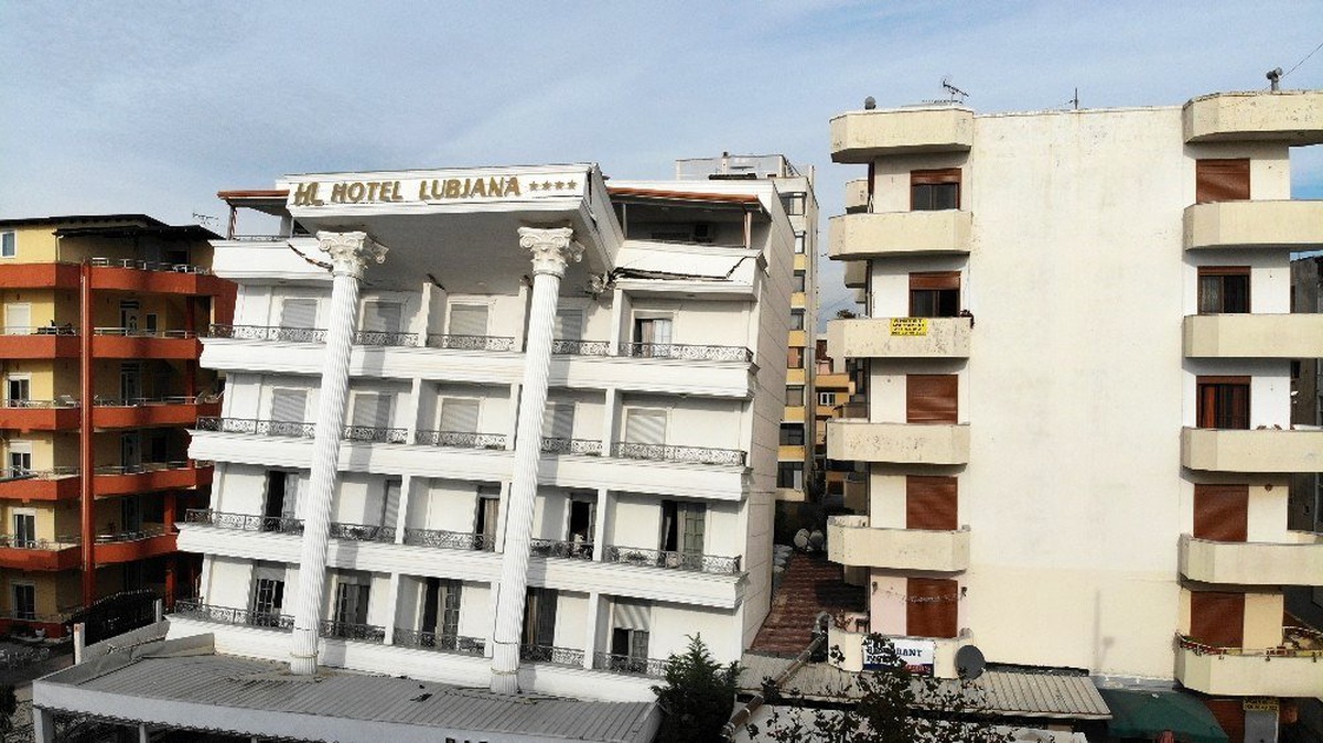 Arnavutluk\'ta deprem bölgesi havadan görüntülendi