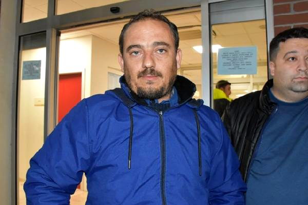 Arnavutluk\'taki depremde yaralanan Türk vatandaşı ambulans uçakla İzmir\'e getirildi