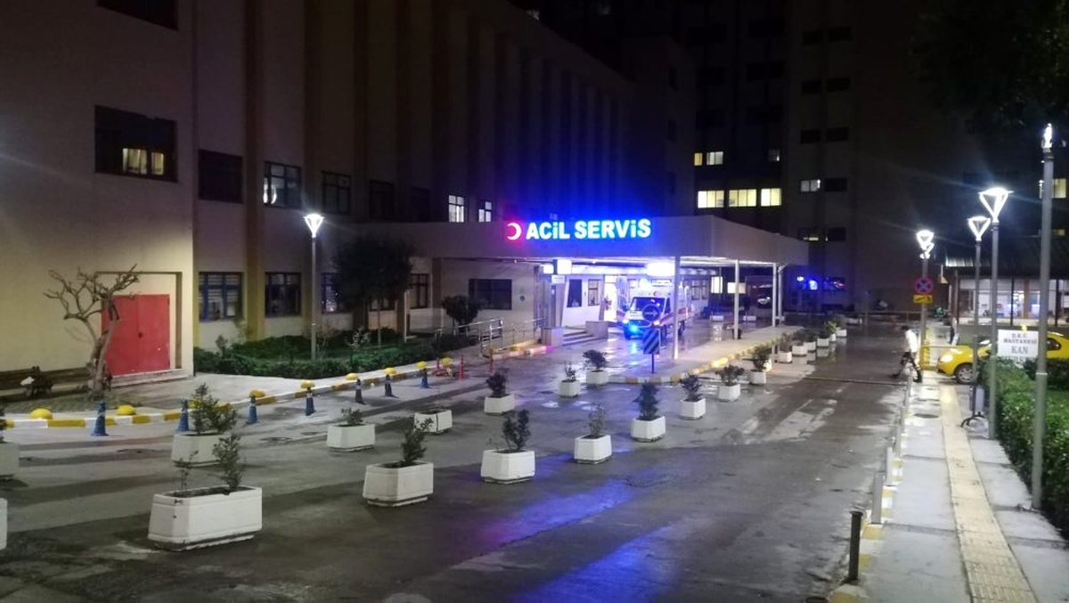 Arnavutluk\'taki depremde yaralanan Türk vatandaşı İzmir\'e getirildi