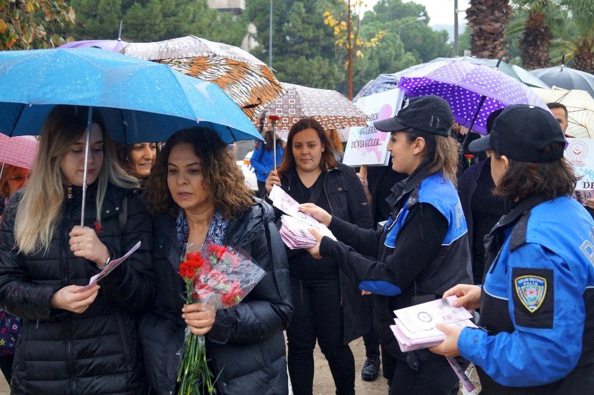 Aydın polisi kadınları şiddete karşı bilgilendirdi