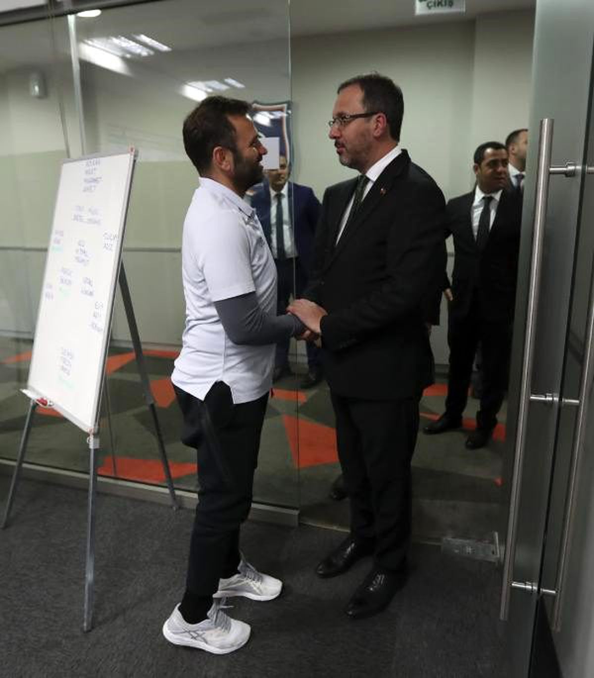 Bakan Kasapoğlu, Medipol Başakşehir\'i ziyaret etti