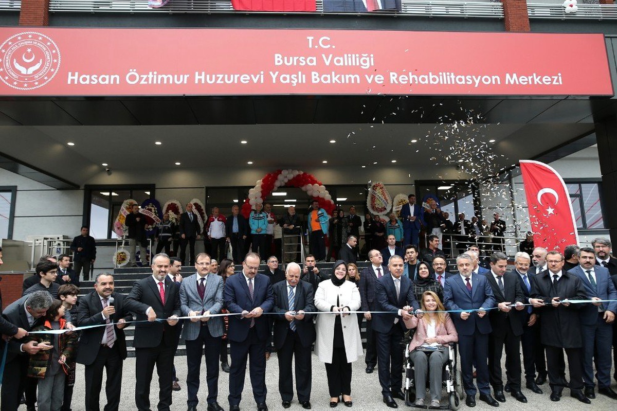 Bakan Selçuk 5 yıldızlı otel konforundaki huzurevini açtı