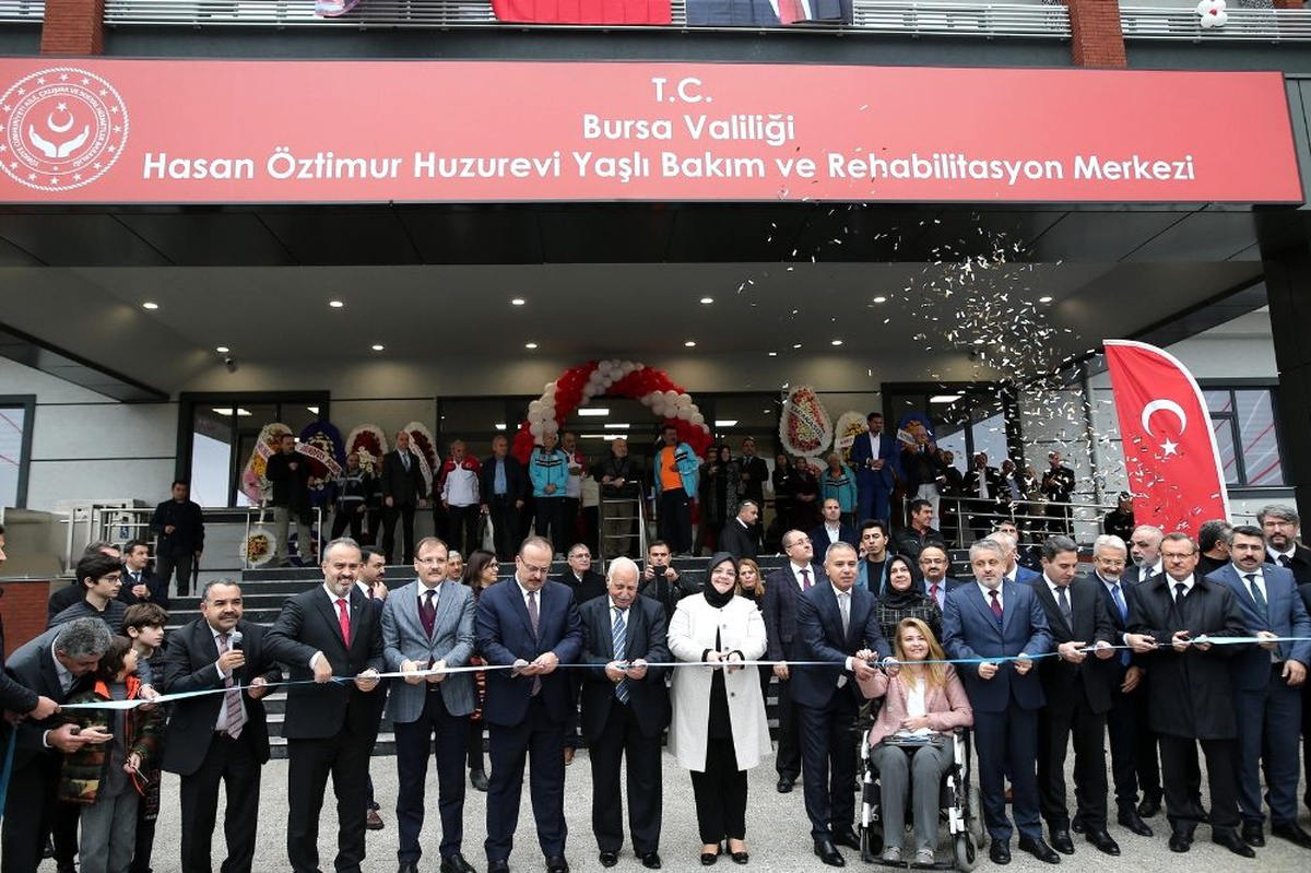 Bakan Selçuk 5 yıldızlı otel konforundaki huzurevini açtı
