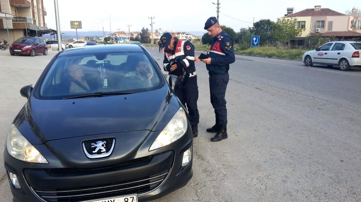 Balıkesir\'de jandarma 42 aranan kişiyi yakaladı