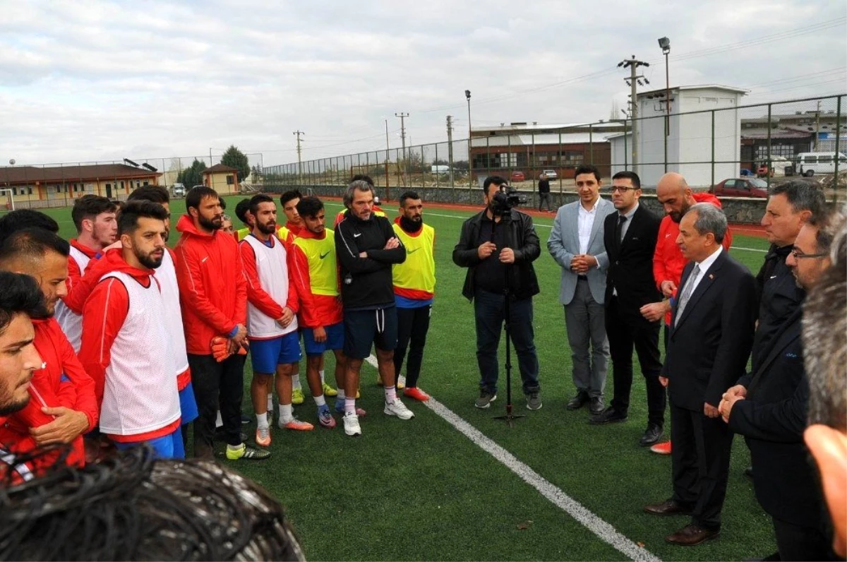 Başkan Akkaya\'dan Akşehirsporlu futbolculara baklava