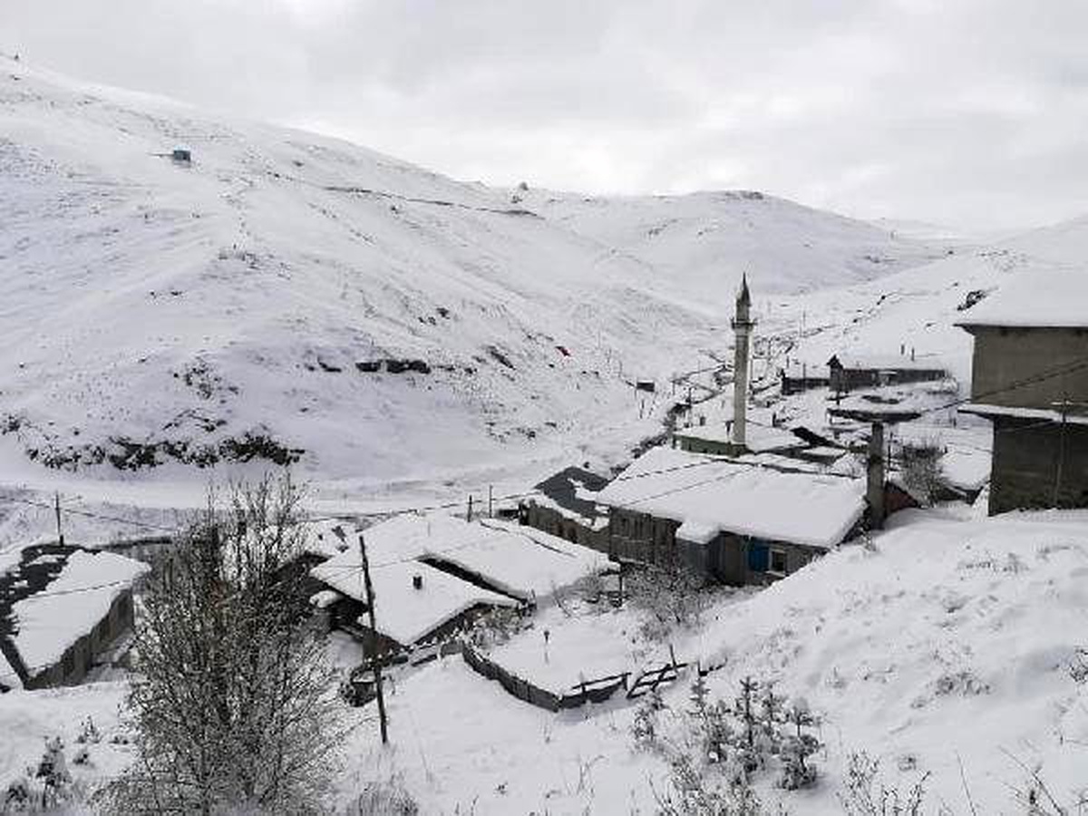 Bayburt, kar yağışıyla beyaza büründü