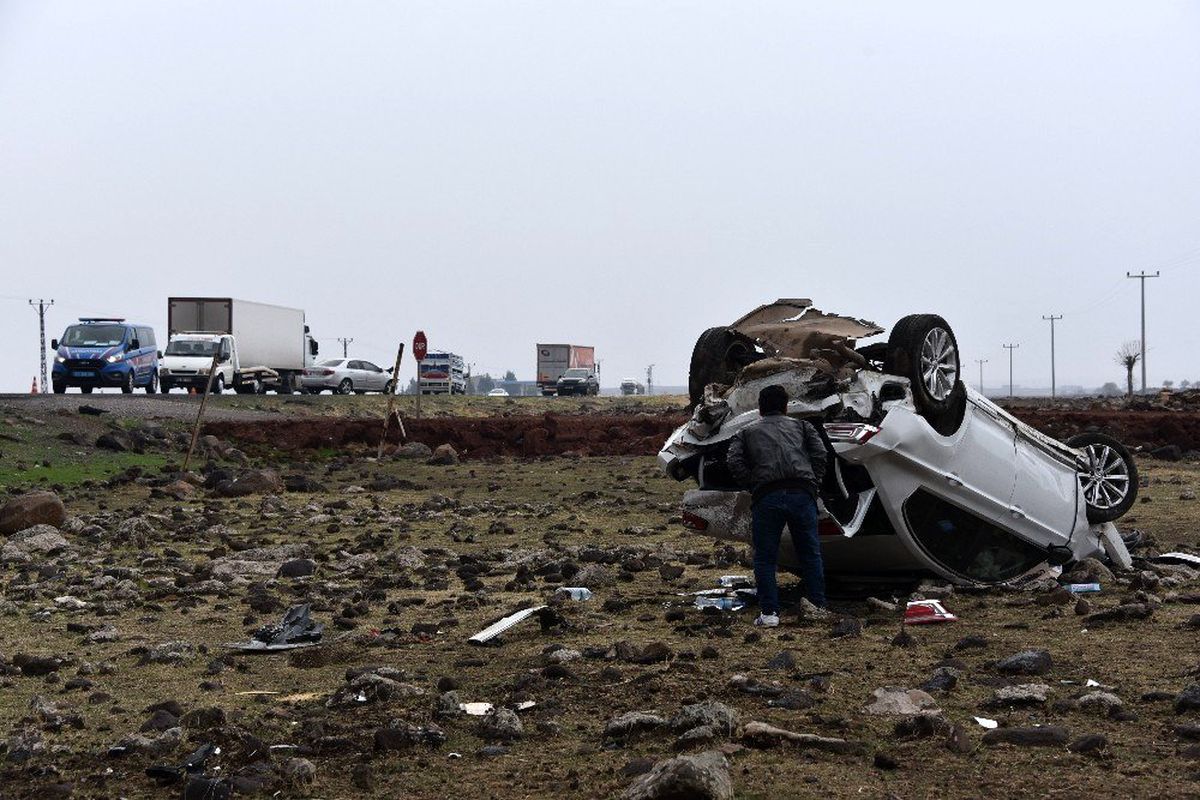 Çarpışan otomobiller ters döndü: 1 yaralı