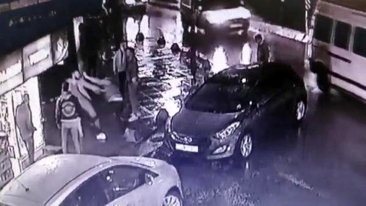 Çekmeköy\'de trafik kazası sonrası silahlı kavga kamerada
