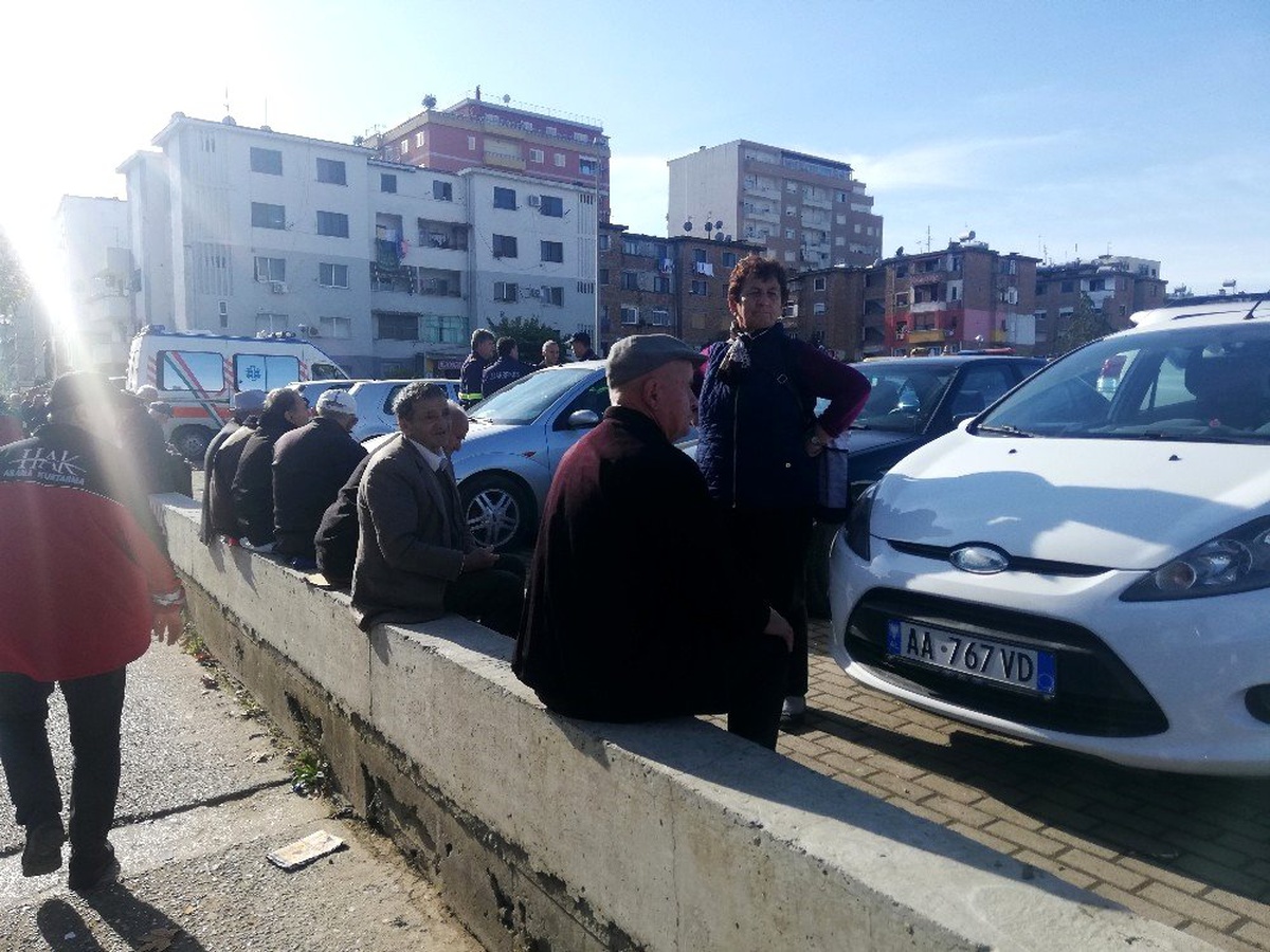 Depremin vurduğu Arnavutluk\'ta 1 aylık olağanüstü hal ilan edildi