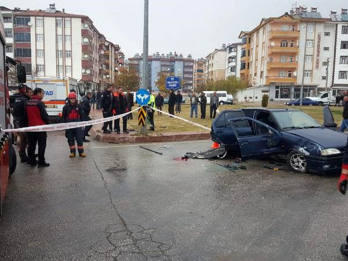 Elazığ\'da otomobil direğe çarptı: 1 ölü, 2 yaralı