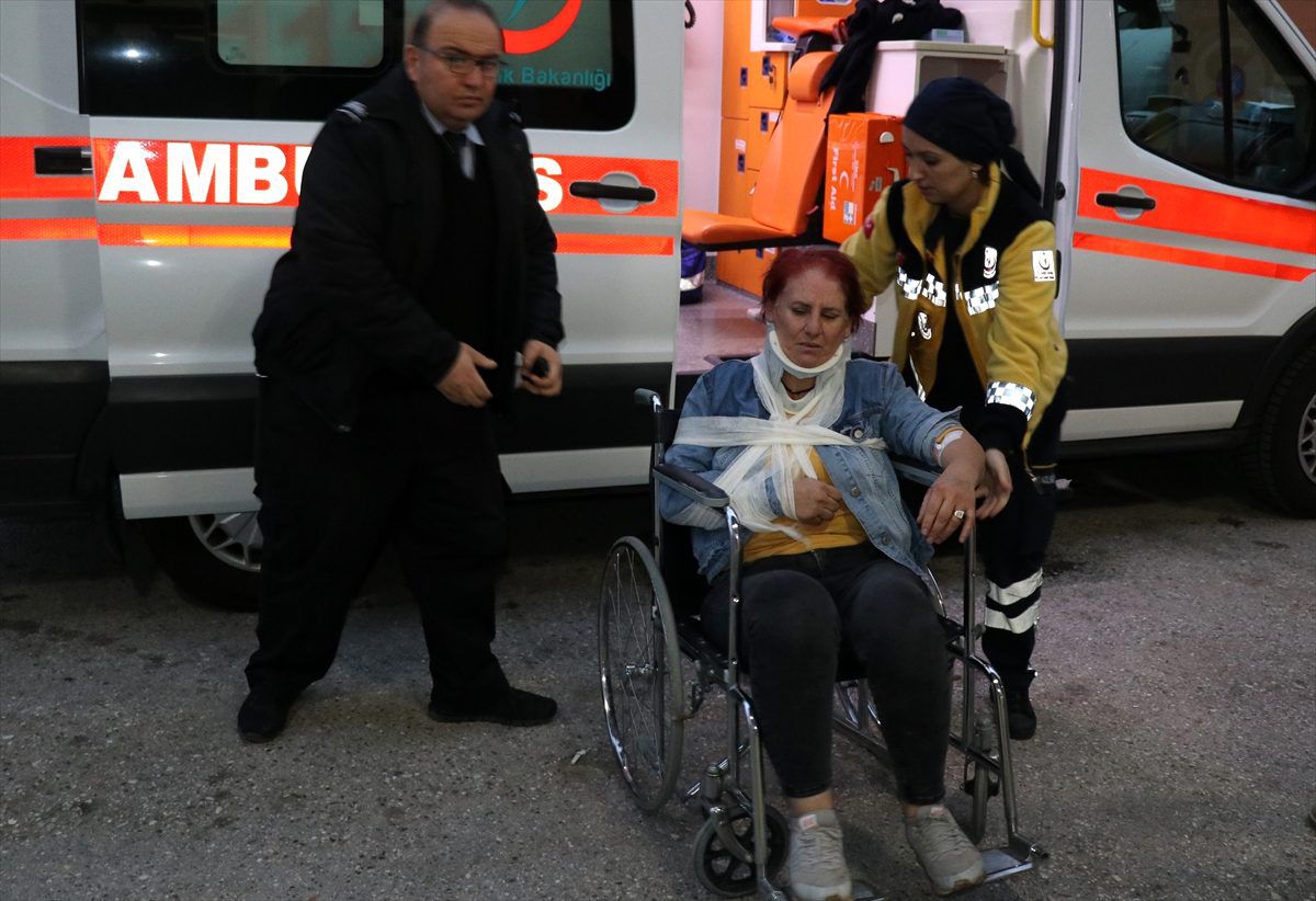Erzincan\'da yolcu otobüsü devrildi: 8 yaralı