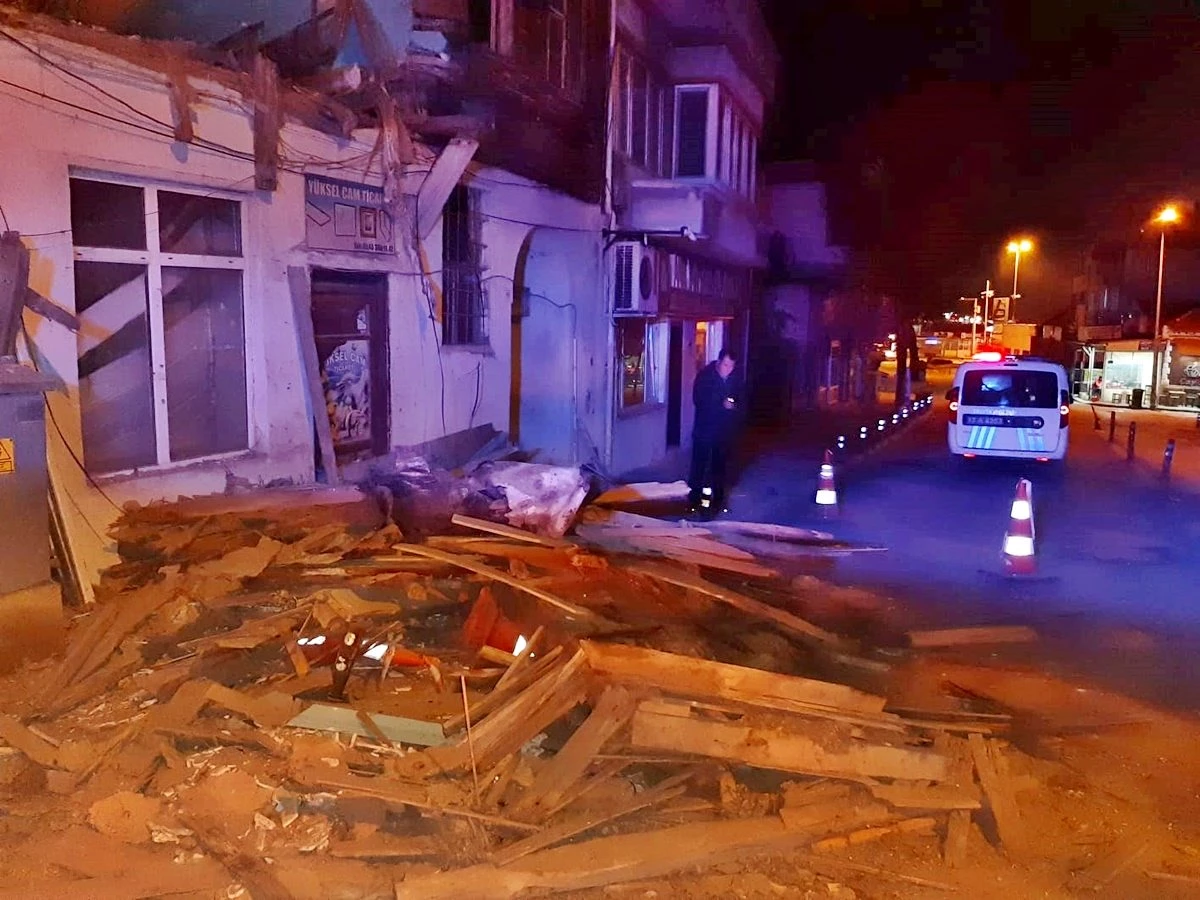 Gelibolu\'da metruk bir bina kısmen çöktü