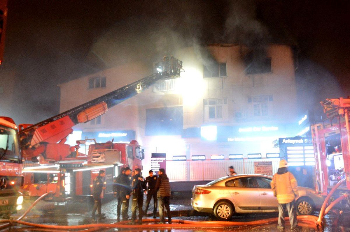 Güngören\'de bin metrekarelik tekstil atölyesinde yangın: 2 yaralı