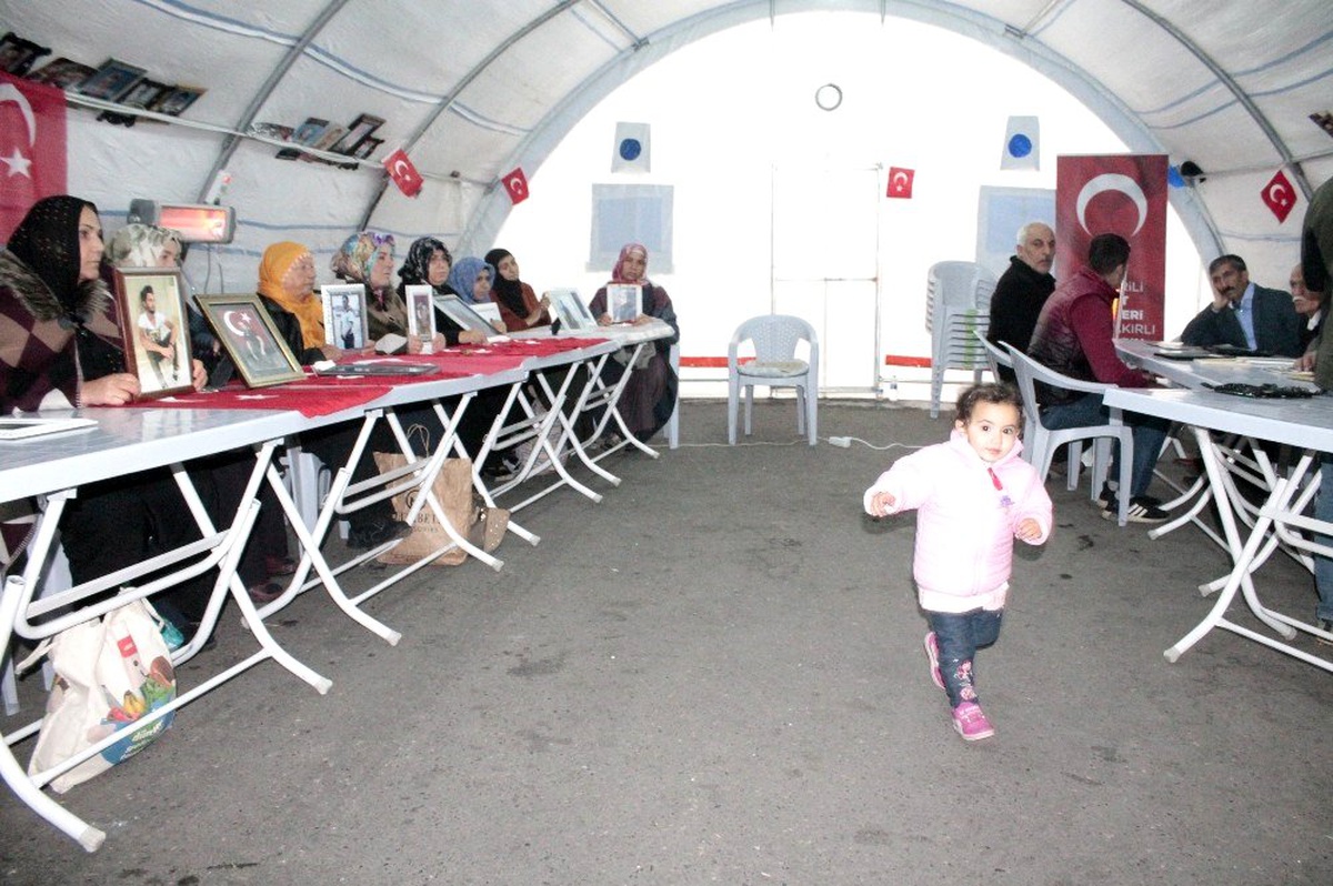 HDP önündeki ailelerin evlat nöbeti 86\'ncı gününde