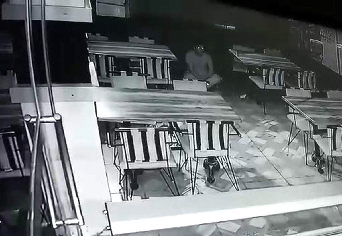 Hırsızlık için girdiği pastanede para bulamayınca pasta ve börek yedi