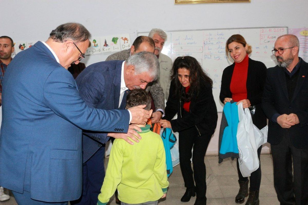 İhtiyaç sahibi öğrencilere mont yardımı