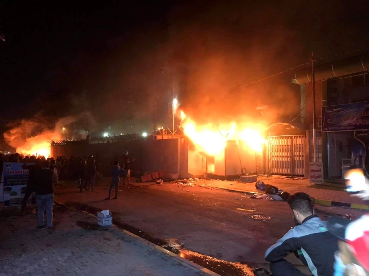 Irak\'ın Necef kentinde göstericiler İran Başkonsoluğu\'nu ateşe verdi