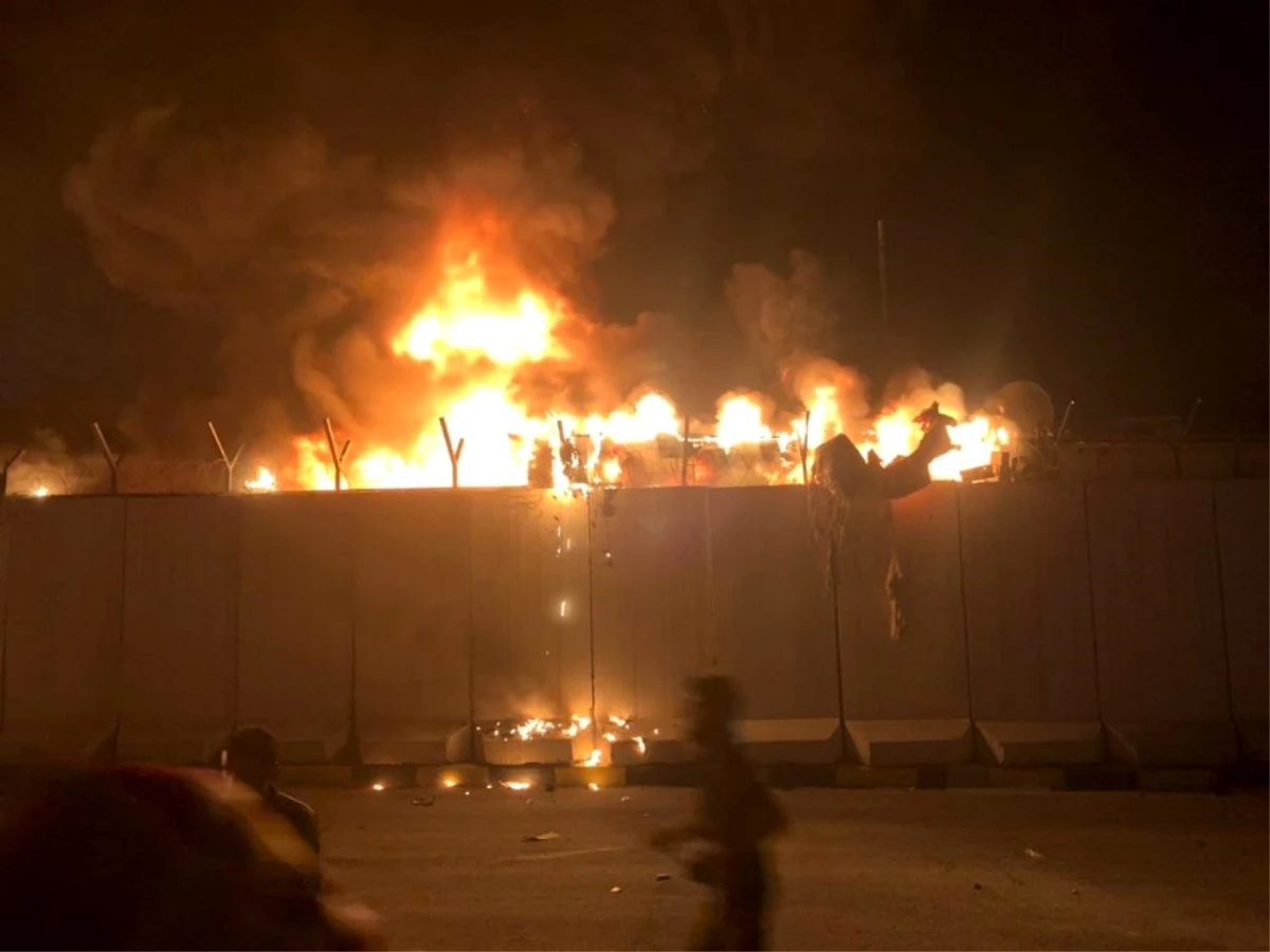 Irak\'ta protestocular İran Konsolosluğu binasını ateşe verildi
