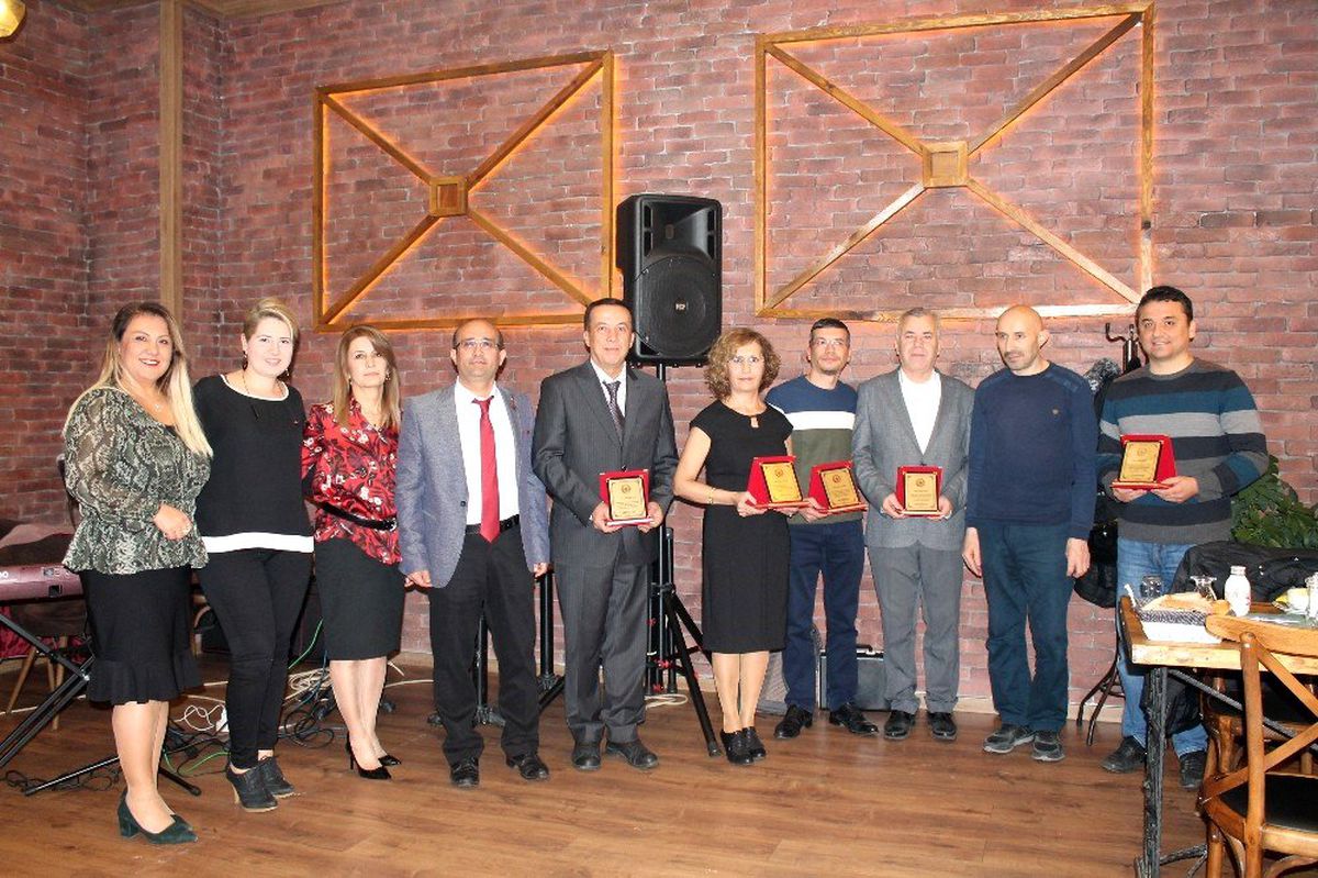 Isparta\'da emektar öğretmenlere plaket