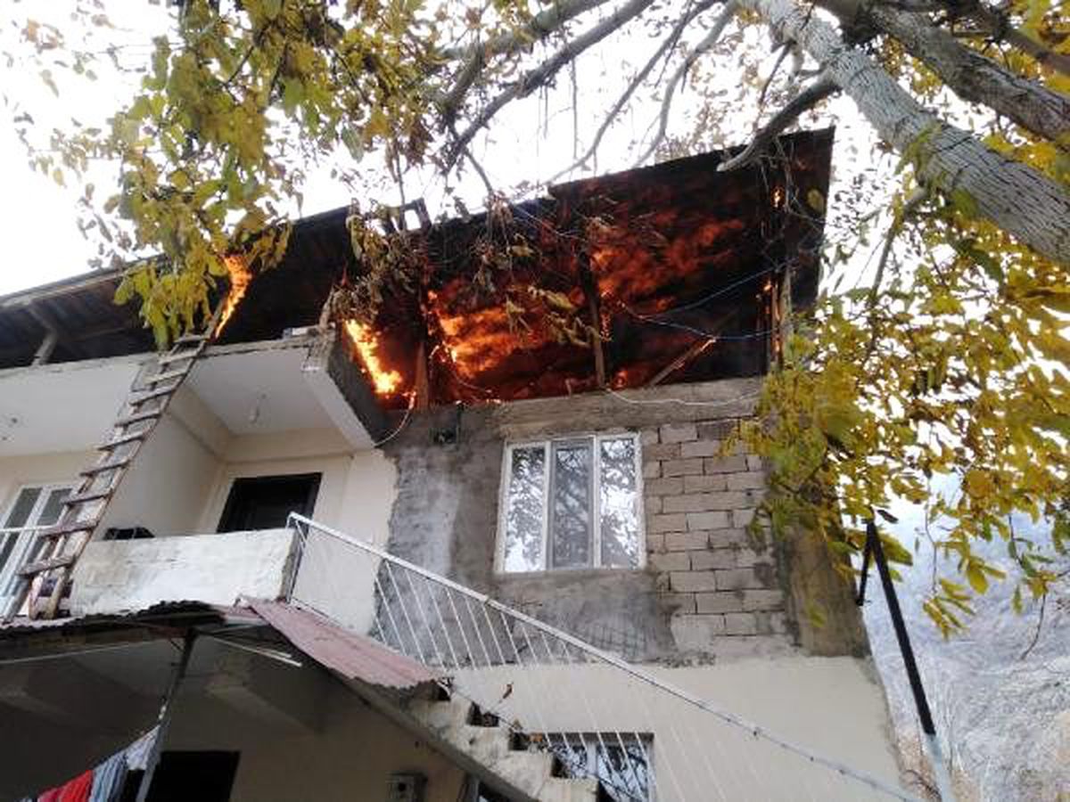 İtfaiye aracıyla dar sokağa girilemedi, çatı katındaki yangın binayı sardı