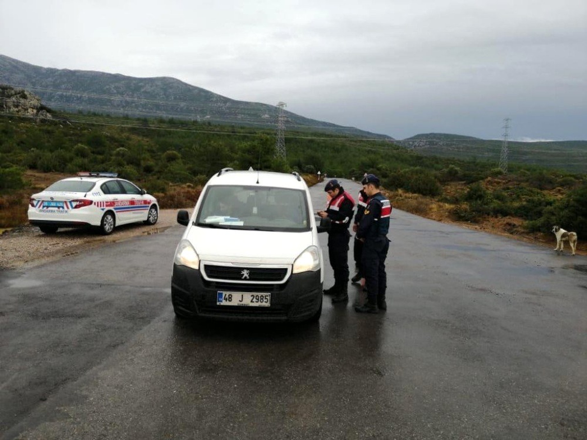 İzmir\'de jandarmadan huzur operasyonu: 18 kişi yakalandı