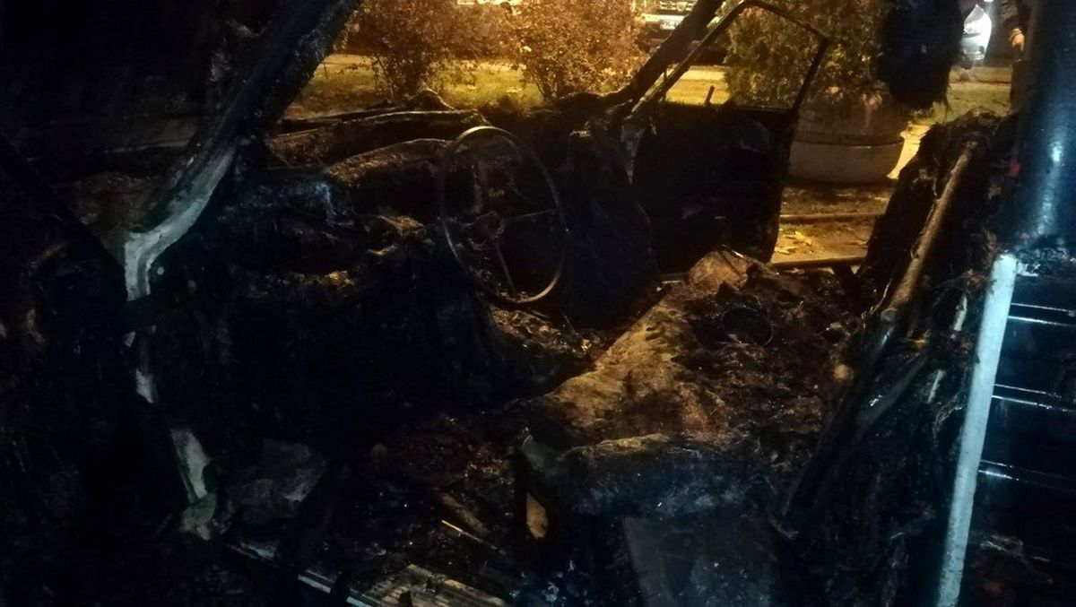 İzmir\'de park halindeki araç alev alev yandı