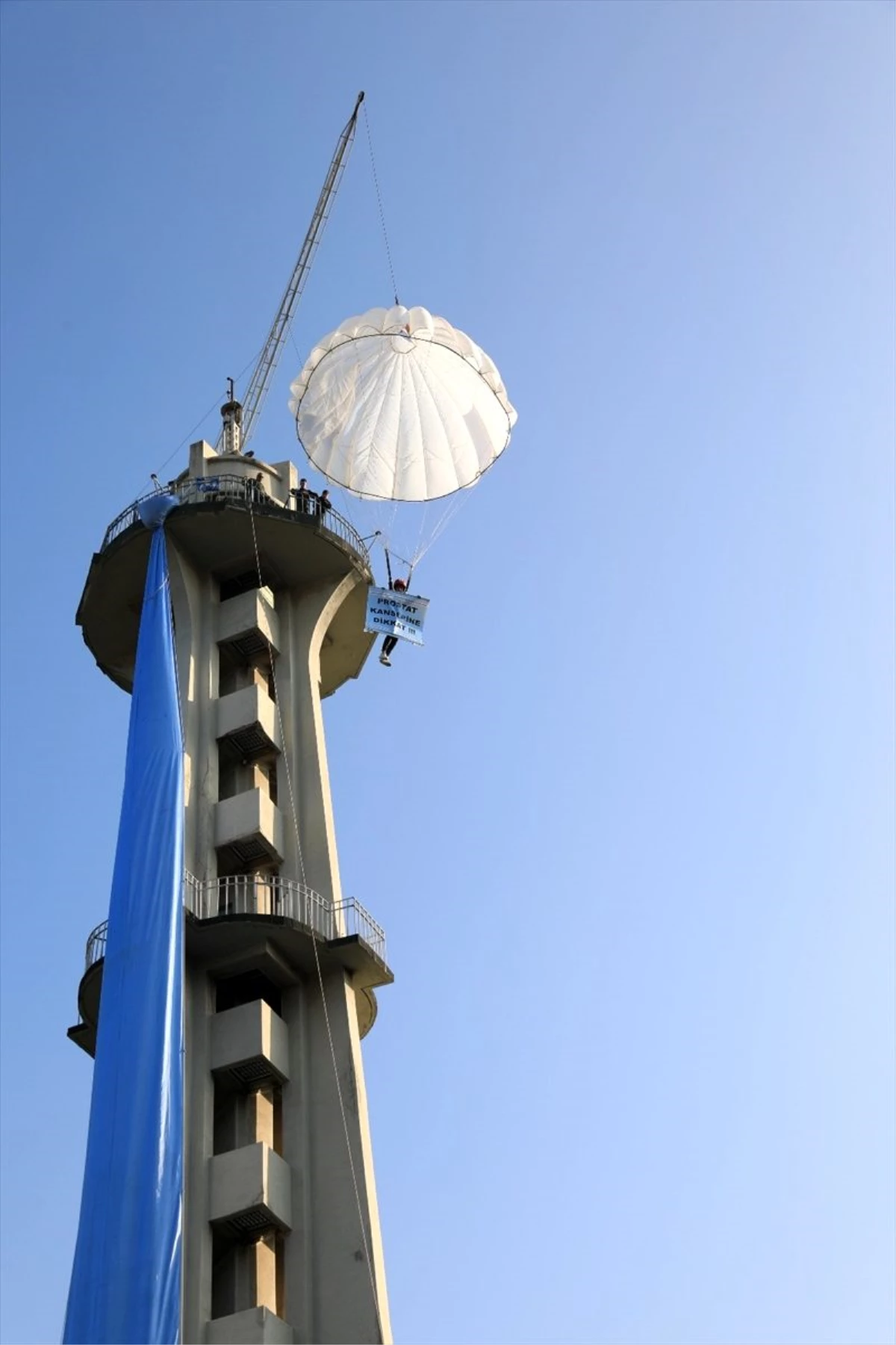 İzmir\'de prostat kanseri farkındalığı için Paraşüt Kulesi\'ne mavi kravat asıldı