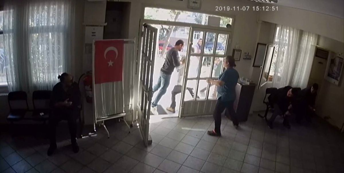 İzmir\'de yine doktora şiddet: O anlar kamerada