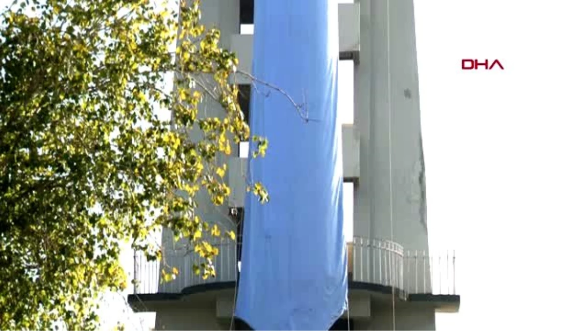 İzmir prostat kanseri için paraşüt kulesi\'ne 28 metrelik mavi kravat taktılar