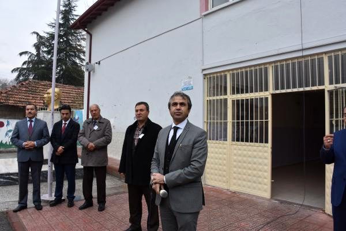 Kalp krizinden ölen öğretmen için okulda tören