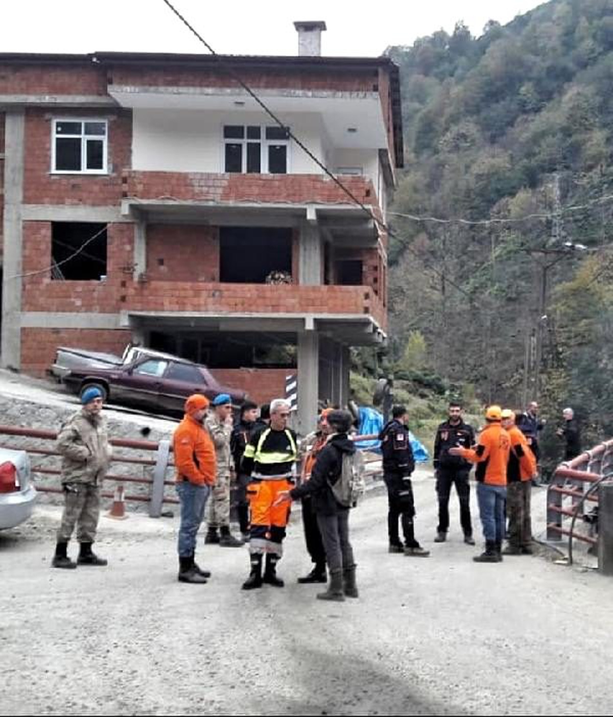 Kayıp alzheimer hastasını avcılar da arıyor