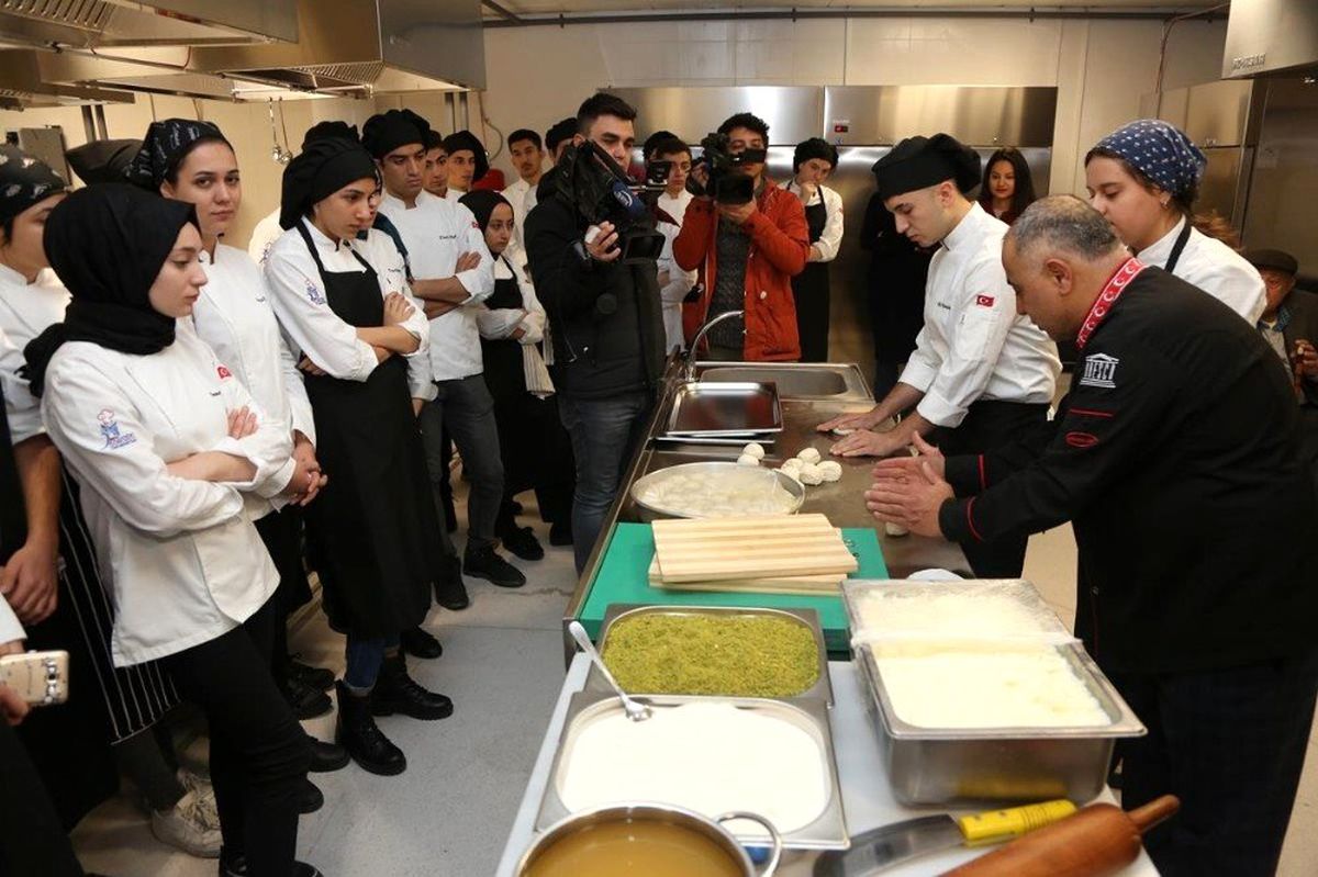 KBÜ Gastronomi öğrencileri "usta şeflerle" mutfakta