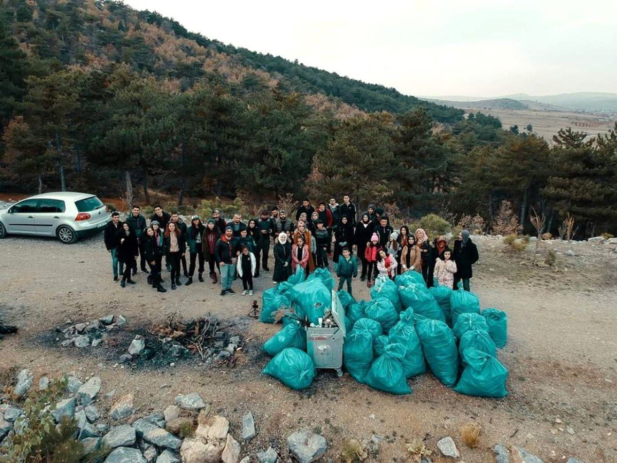 Konya\'da aileler çocuklarıyla 1 ton çöp topladı