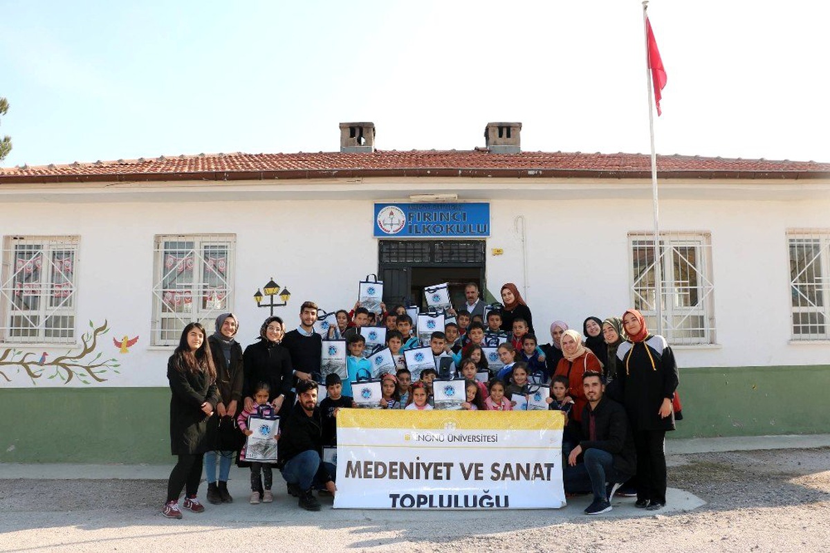 Köy okulunda öğretmenler günü kutlandı