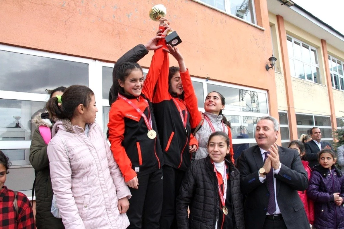 Krosta şampiyon Spor Lisesi ve Karayazı