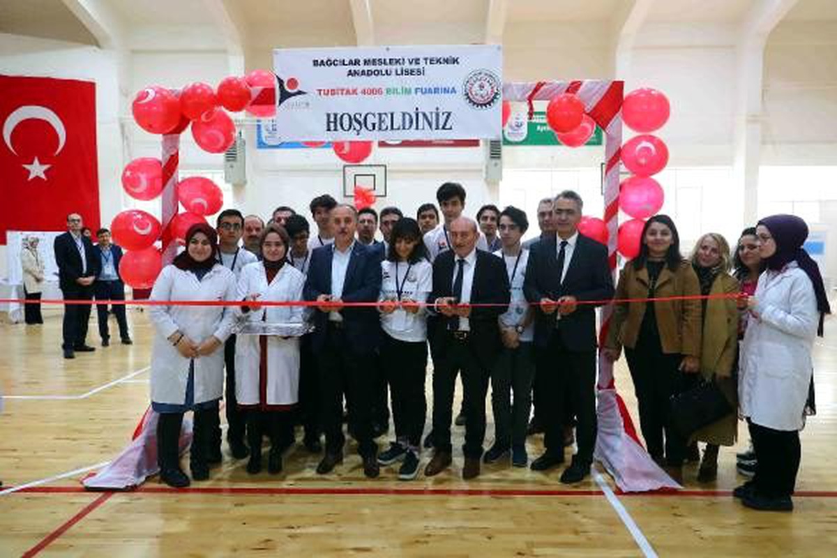 Liseli gençler Bağcılar\'da TÜBİTAK 4006 Bilim Fuarı\'nda buluştu