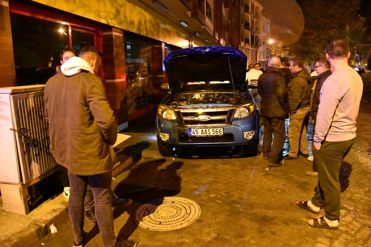 Manisa\'da 3 araç kundaklandı