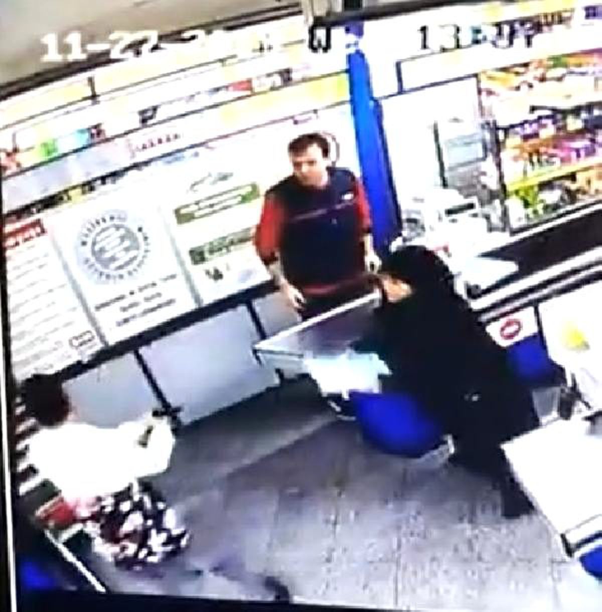 Markette silahlı soygun kamerada