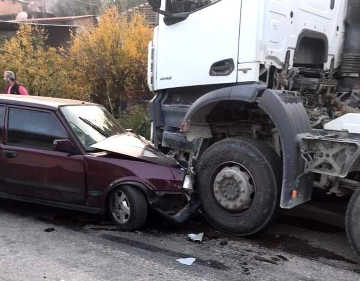 Nazilli\'de beton mikseri ile otomobil kafa kafaya çarpıştı: 1 yaralı