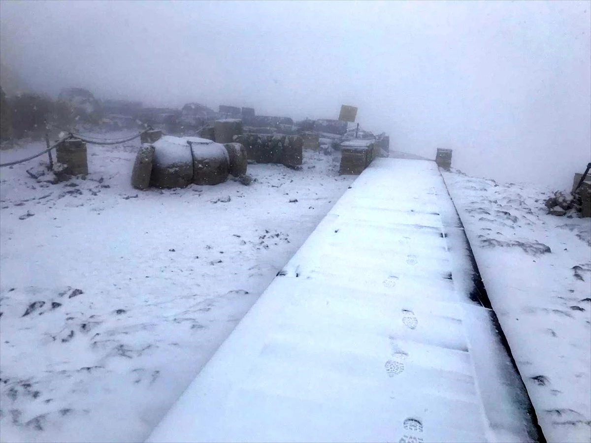 Nemrut Dağı\'na mevsimin ilk karı düştü