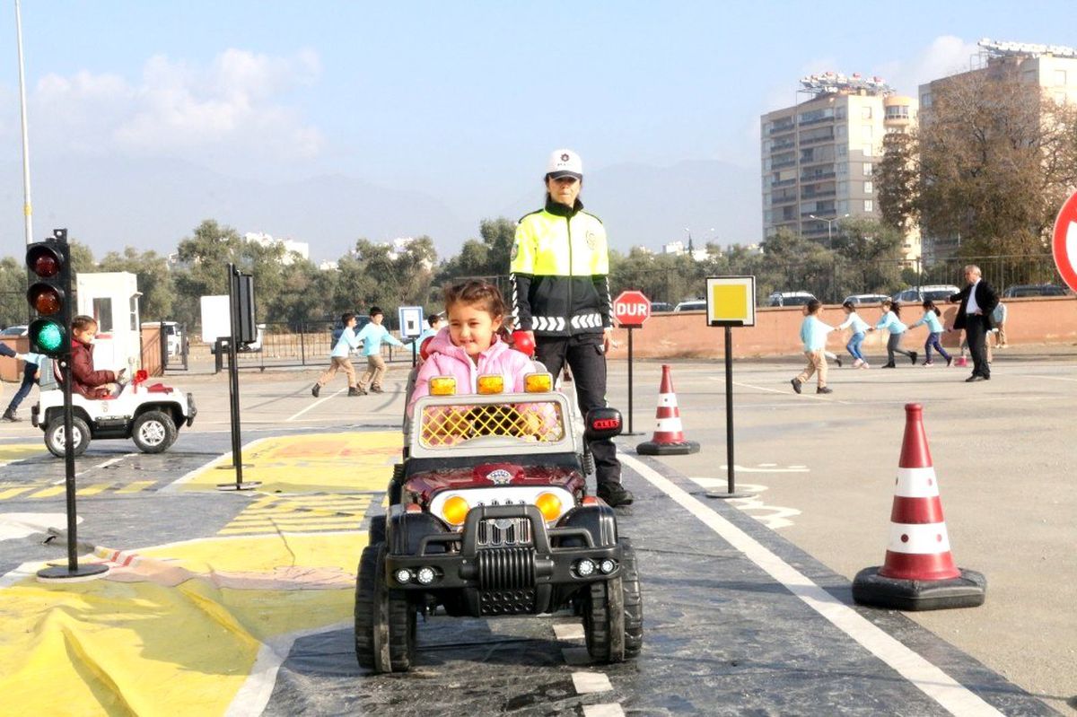 Öğrenciler akülü araba kullandı, trafik kurallarını öğrendi