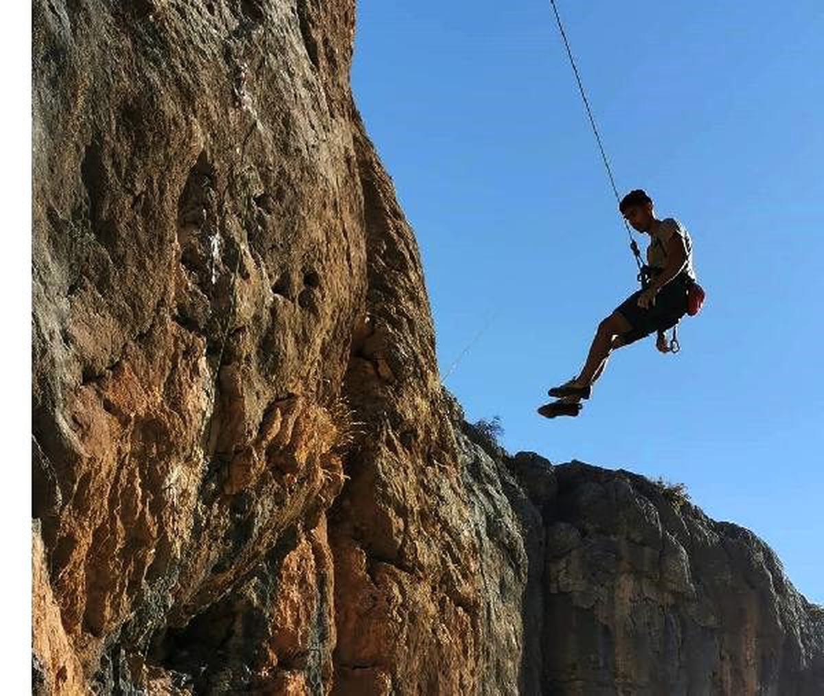 Öğretmenler, ilçenin tanıtımı için kaya tırmanışı yaptı