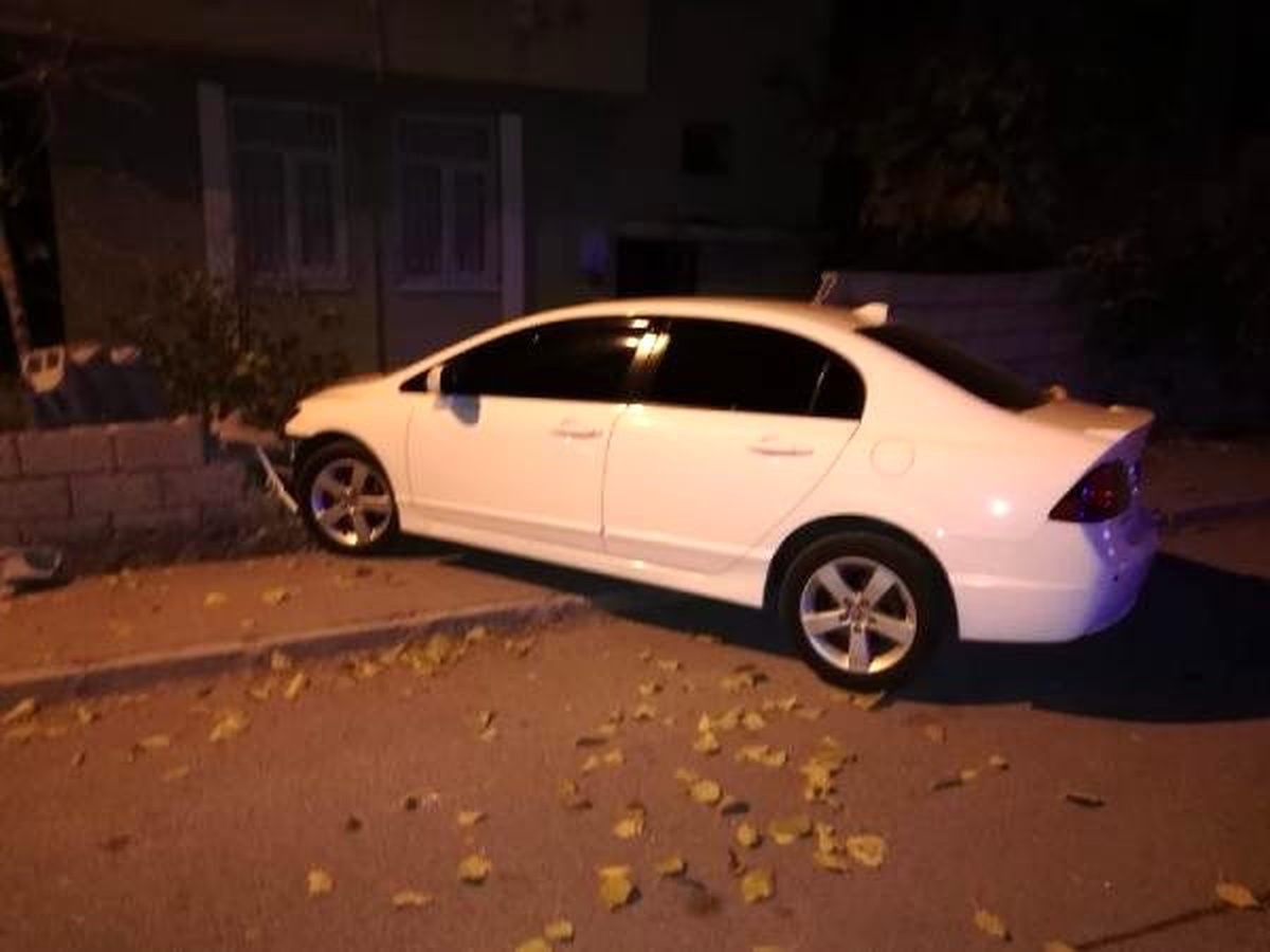 Otomobil bahçe duvarına çarptı; 17 yaşındaki sürücü yaralandı