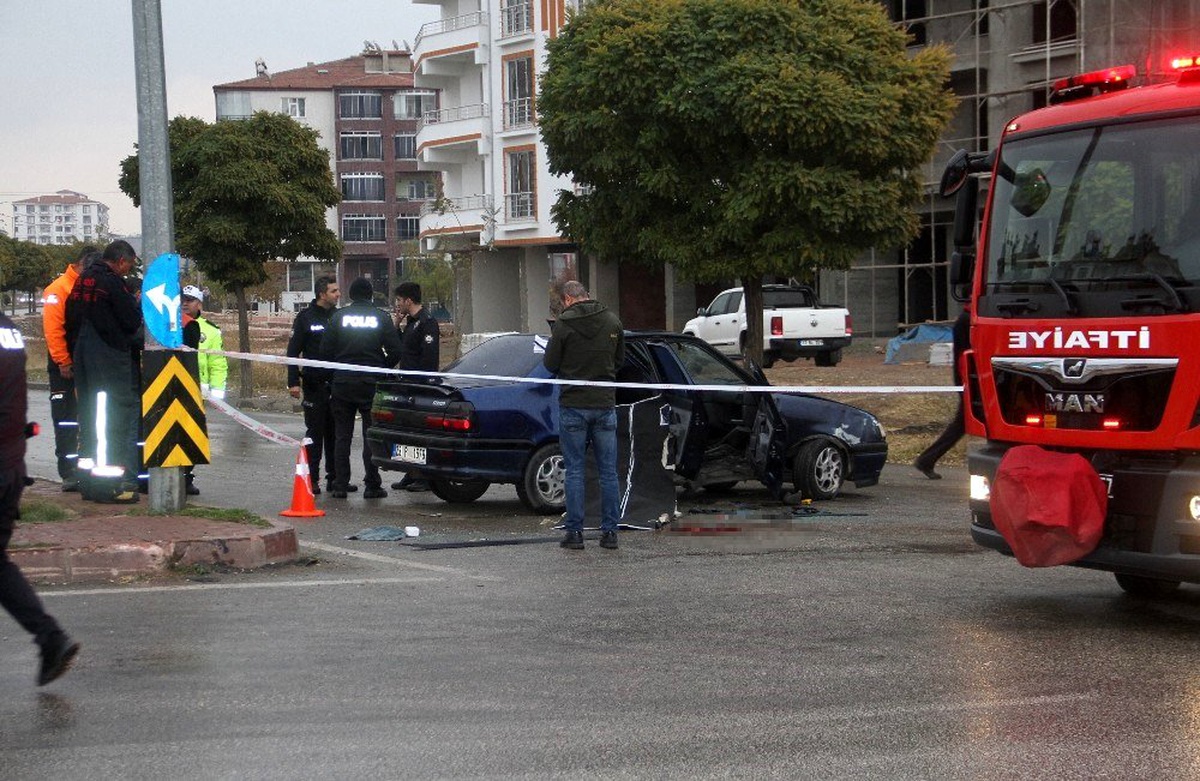 Otomobil direğe çarptı, anne baba yaralandı, çocukları hayatını kaybetti