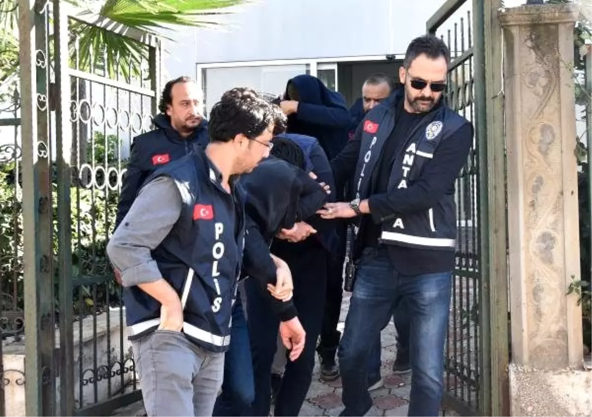 Otomobilin camını tüfekle kırıp, cep telefonunu gasbeden şüpheliler yakalandı