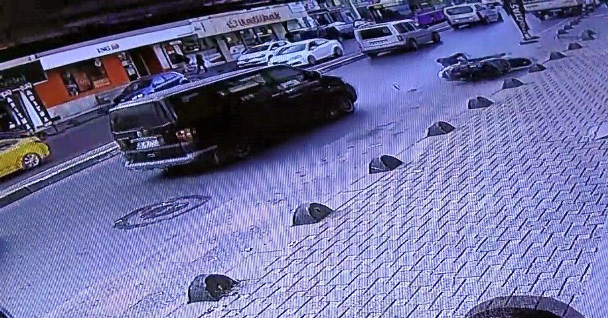 (Özel) Minibüsün çarpmasıyla motosikletlinin metrelerce sürüklendiği anlar kamerada