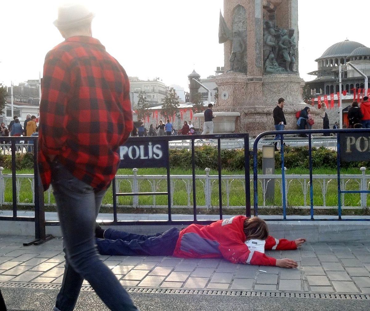 (Özel) Taksim Meydanı\'nda yürek burkan görüntü